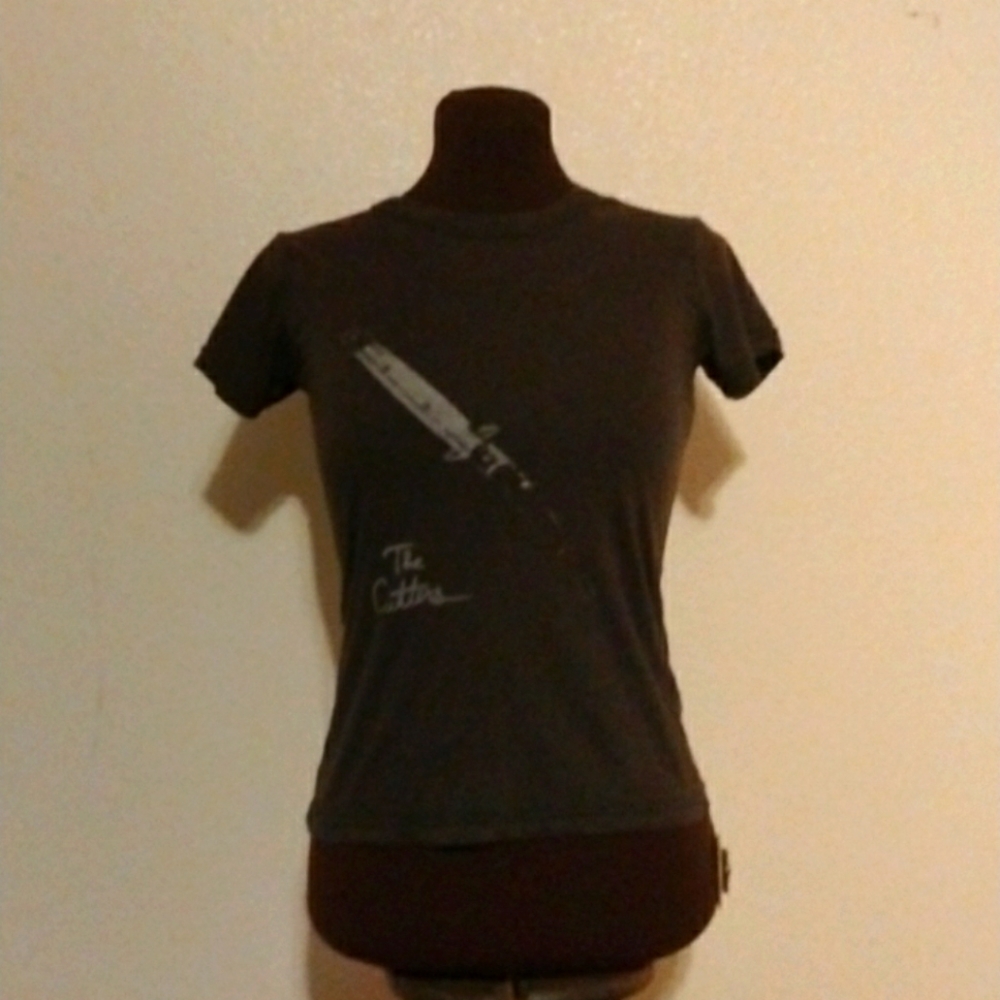 Junk food loves short shirt black and Gray medium.